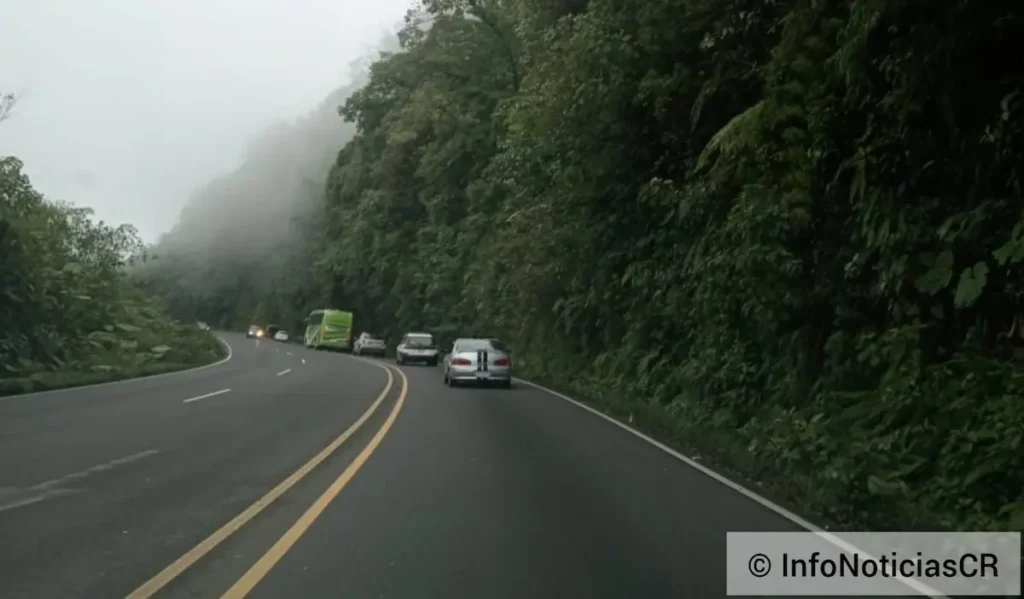Vehículos transitando. La Ruta 32 tendrá cierres parciales por trabajos de demarcación. Imagen original de InfoNoticiasCR.com.