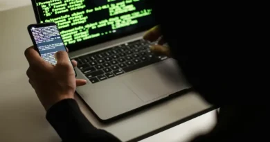 Retiro del FCL podría detonar una ola de intentos de fraude, Persona utilizando computadora y celular para realizar ciberataques, representando el riesgo de fraude electrónico en Costa Rica.