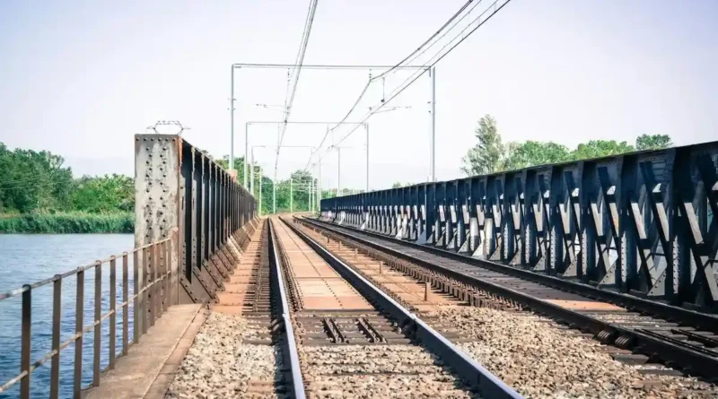 Costa Rica y Panamá firman acuerdo histórico para conectar sistemas ferroviarios