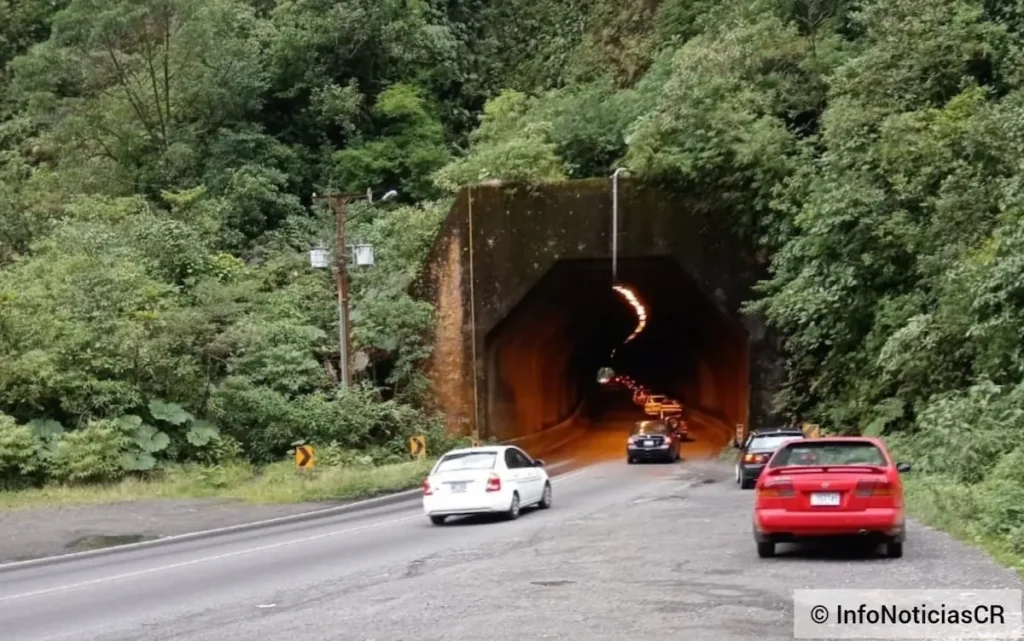 imagen que ilustra la entrada del túnel Zurquí donde la Ruta 32 tendrá cierres parciales por demarcación. Foto original de InfoNoticiasCR.com.