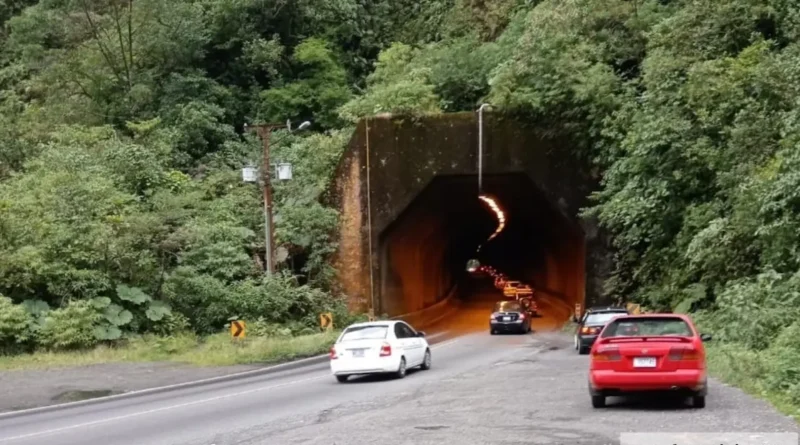 imagen que ilustra la entrada del túnel Zurquí donde la Ruta 32 tendrá cierres parciales por demarcación. Foto original de InfoNoticiasCR.com.