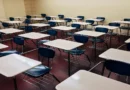 Filas de pupitres vacíos en un aula, ilustrando la situación en Guanacaste donde el Liceo de Nicoya suspende lecciones por amenaza de tiroteo