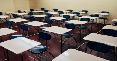 Filas de pupitres vacíos en un aula, ilustrando la situación en Guanacaste donde el Liceo de Nicoya suspende lecciones por amenaza de tiroteo
