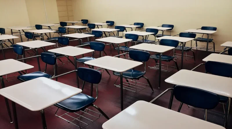 Filas de pupitres vacíos en un aula, ilustrando la situación en Guanacaste donde el Liceo de Nicoya suspende lecciones por amenaza de tiroteo