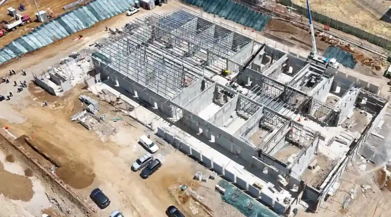 Vista aérea de dron que muestra el progreso de las obras de la megacárcel Cacco en Costa Rica, con múltiples edificios en construcción y maquinaria pesada operando.