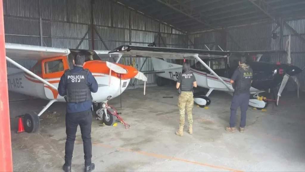 Agentes del OIJ custodian avionetas decomisadas en el Caso Furtivo contra red logística del narcotráfico