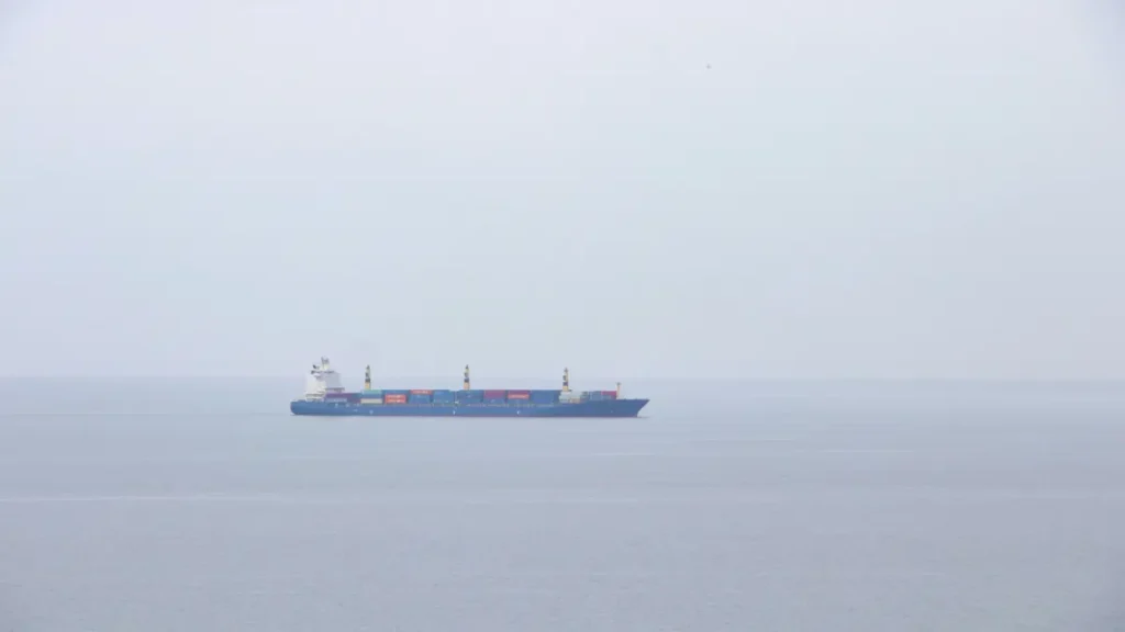 Un buque de carga navegando en el mar, con fines ilustrativos sobre el hecho de que EE. UU. captura buque iraní