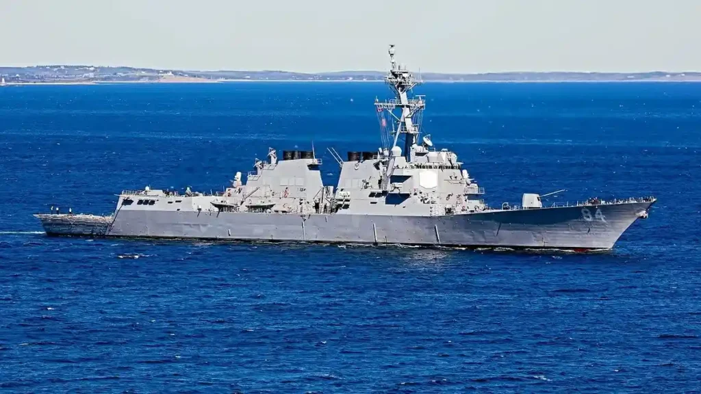 Destructor de la Marina en operación donde EE. UU. captura buque iraní en el Estrecho de Ormuz