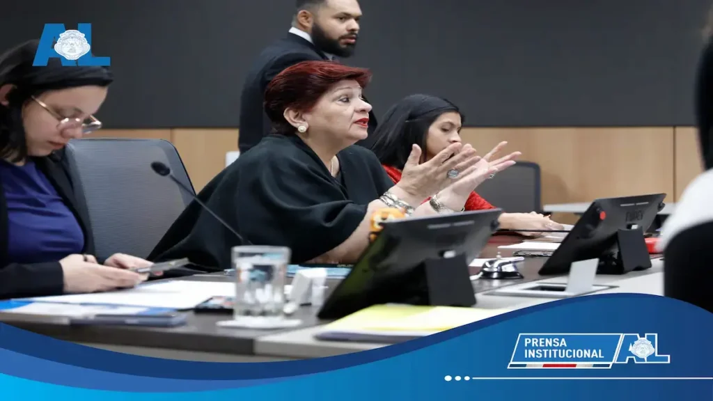 Diputados de la Comisión de Control de Ingreso y Gasto Público en sesión de trabajo, fiscalizando fondos estatales.