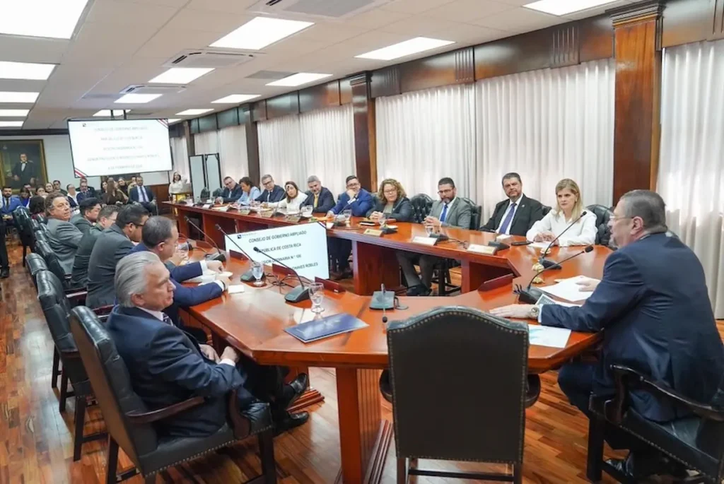 Ministros mejor calificados durante reunión oficial en Casa Presidencial de Costa Rica