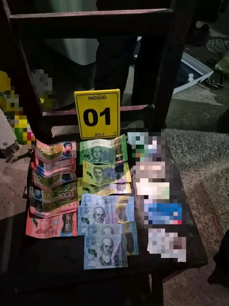 Billetes de colones costarricenses decomisados como evidencia en el Golpe al Narcotráfico en Siquirres por el OIJ.