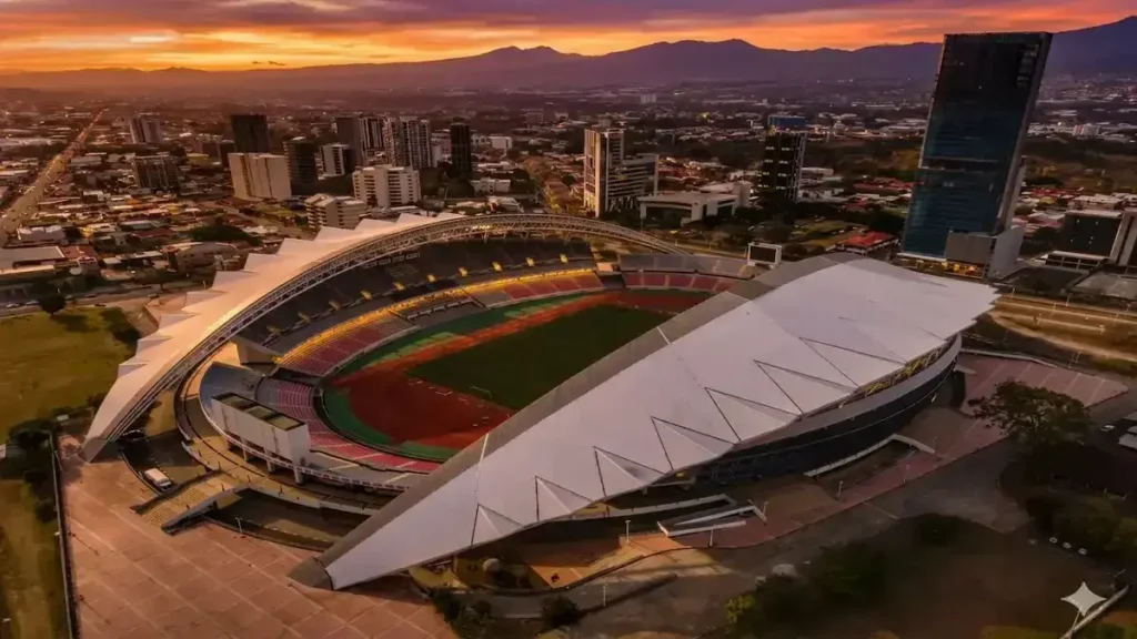Diputados cuestionan al INS por patrocinar el Estadio Nacional en una vista aérea que muestra el diseño moderno del recinto y los edificios cercanos de San José