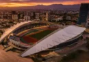 Diputados cuestionan al INS por patrocinar el Estadio Nacional en una vista aérea que muestra el diseño moderno del recinto y los edificios cercanos de San José