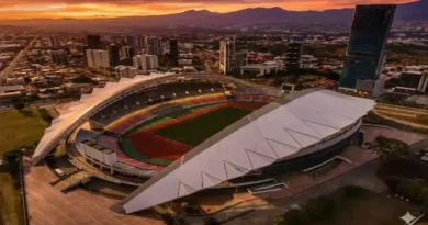 Diputados cuestionan al INS por patrocinar el Estadio Nacional en una vista aérea que muestra el diseño moderno del recinto y los edificios cercanos de San José