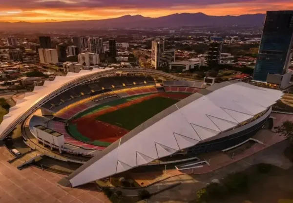 Diputados cuestionan al INS por patrocinar el Estadio Nacional en una vista aérea que muestra el diseño moderno del recinto y los edificios cercanos de San José