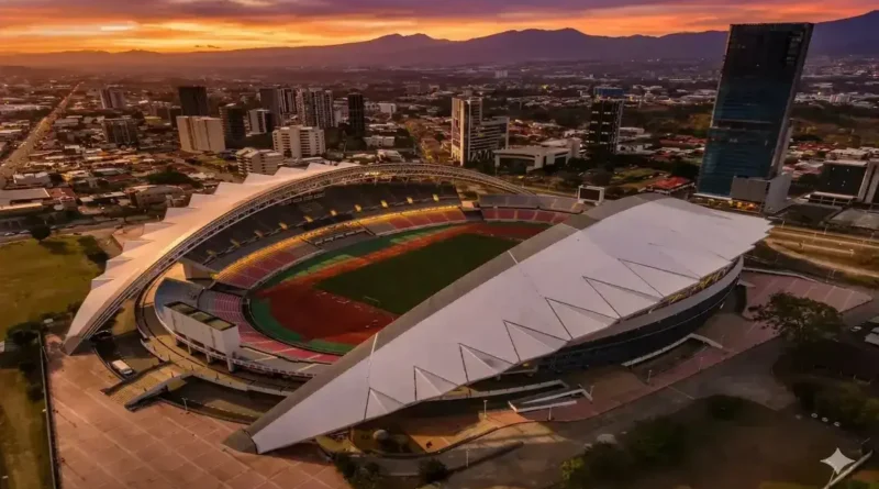 Diputados cuestionan al INS por patrocinar el Estadio Nacional en una vista aérea que muestra el diseño moderno del recinto y los edificios cercanos de San José