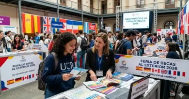 Feria de Becas en el Exterior Costa Rica 2026: Estudiantes costarricenses en el evento presencial de la Oficina de Becas del Ministerio de Relaciones Exteriores.