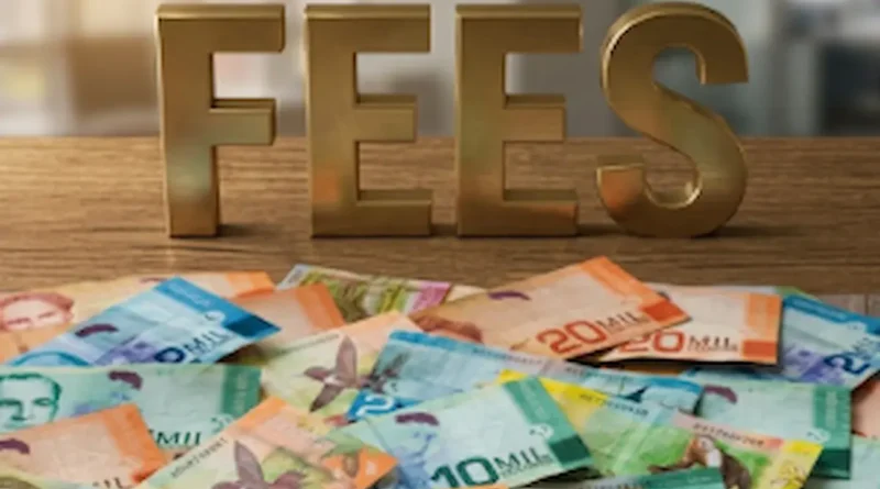 Letras sólidas de la sigla FEES sobre billetes de colones costarricenses, representando el momento en que el Gobierno rompe negociación del FEES para el 2027