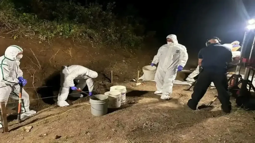 Agentes del OIJ realizan excavación en el patio donde Junieysis regresó al condominio antes de su muerte.