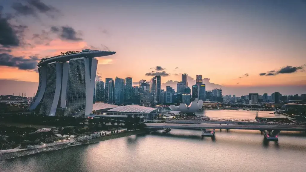 Panorama urbano del distrito financiero de la ciudad donde se ubica la nueva oficina de inversión en Singapur de Costa Rica