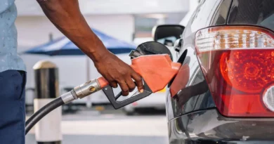Persona llenando el tanque de un vehículo antes de que este viernes suben los precios de la gasolina y el diésel en Costa Rica