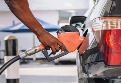 Persona llenando el tanque de un vehículo antes de que este viernes suben los precios de la gasolina y el diésel en Costa Rica