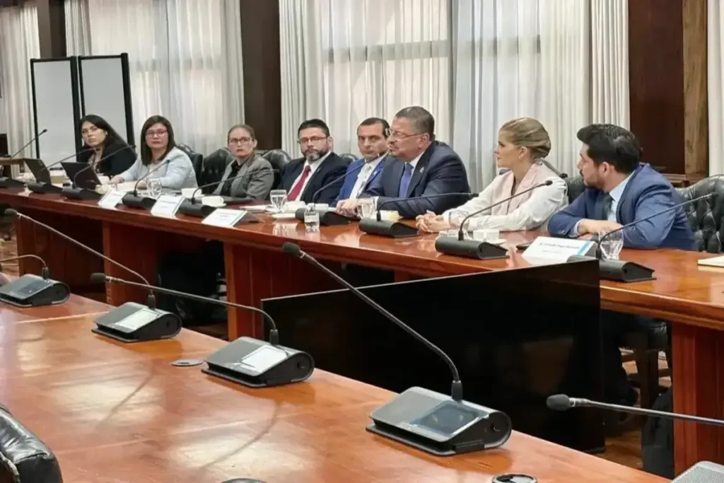 Reunión de la Comisión de Enlace con el Presidente Rodrigo Chaves y ministros discutiendo el presupuesto del FEES