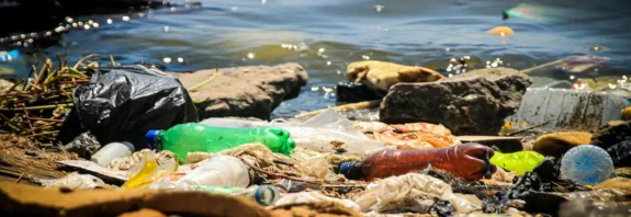 Río Virilla se convierte en una bomba de tiempo por bacterias superresistentes y contaminación masiva.