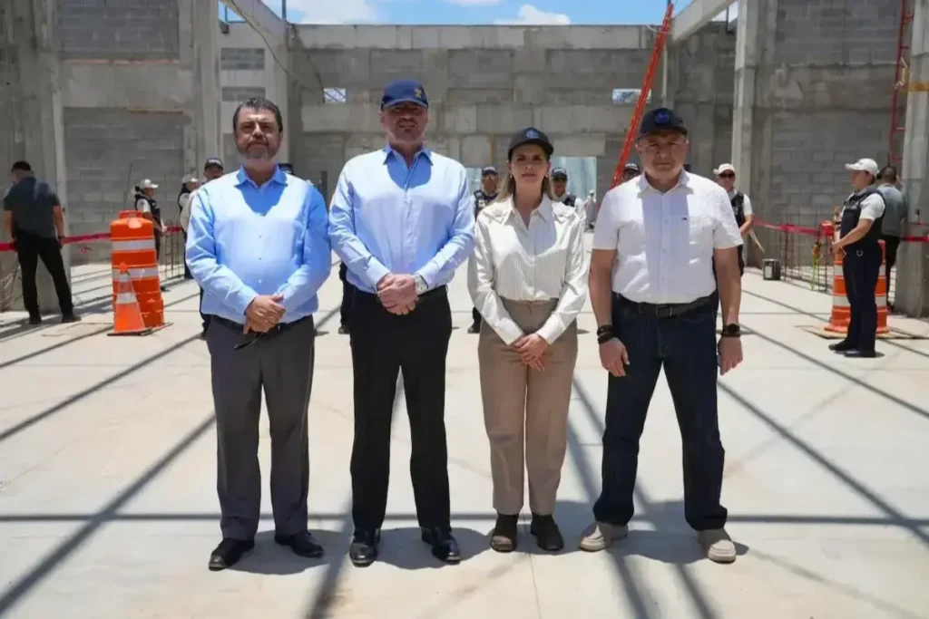 Ministro Mario Zamora, Presidente Rodrigo Chaves, Presidenta electa Laura Fernández y Ministro Gerald Campos en las obras de la megacárcel CACCO.
