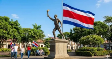 Trabaja el 11 de abril: Personas frente a la estatua de Juan Santamaría en Alajuela, Costa Rica, durante el feriado de pago obligatorio de Juan Santamaría.
