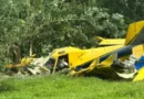 Restos destruidos de una avioneta de fumigación agrícola color amarillo y azul tras la tragedia en Sarapiquí que dejó un piloto fallecido.