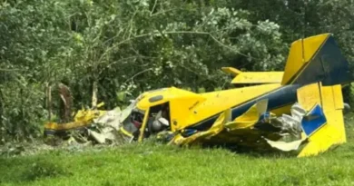 Restos destruidos de una avioneta de fumigación agrícola color amarillo y azul tras la tragedia en Sarapiquí que dejó un piloto fallecido.