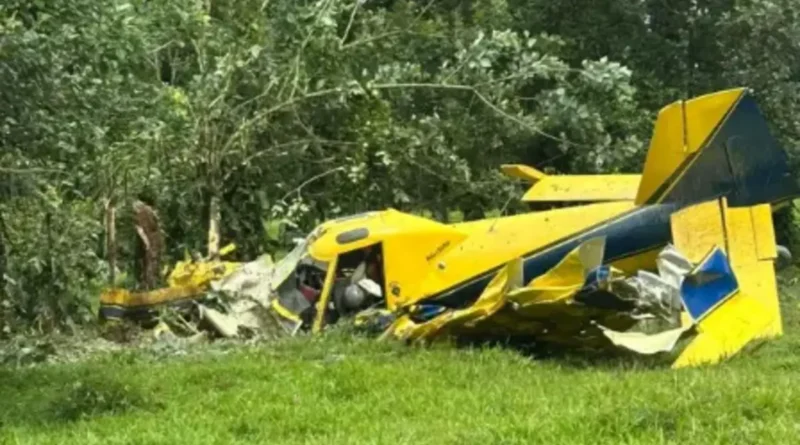 Restos destruidos de una avioneta de fumigación agrícola color amarillo y azul tras la tragedia en Sarapiquí que dejó un piloto fallecido.