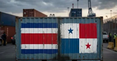 Contenedor de carga con las banderas de Costa Rica y Panamá desgastadas que ilustra el bloqueo comercial de Panamá.