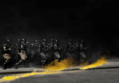 Oficiales de la policía en formación durante un operativo de control, representando la lucha contra la inseguridad en Costa Rica.