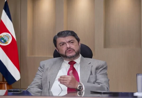 Retrato oficial en su despacho tras el anuncio donde el Gobierno nombra a Mario Zamora como embajador de Costa Rica ante la ONU