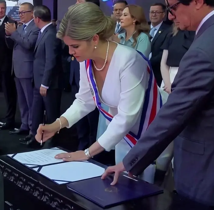 Momento histórico de la firma de los 3 decretos que firmó Laura Fernández durante su primer día como Presidenta de Costa Rica