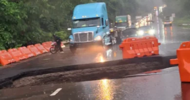 Gran hundimiento en el asfalto y camiones varados debido al cierre total provocado por el hundimiento en la ruta concesionaria de Ruta 27 en Costa Rica