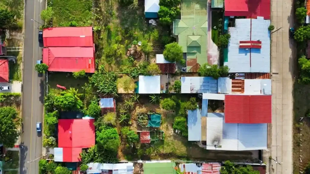 Vista aérea de viviendas e infraestructura comunal evaluadas en el Índice de Competitividad 2026 en Costa Rica.
