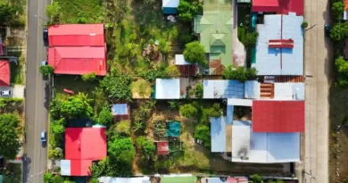 Vista aérea de viviendas e infraestructura comunal evaluadas en el Índice de Competitividad 2026 en Costa Rica.