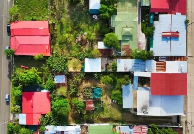 Vista aérea de viviendas e infraestructura comunal evaluadas en el Índice de Competitividad 2026 en Costa Rica.