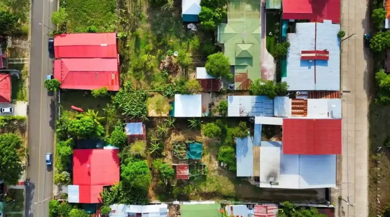 Vista aérea de viviendas e infraestructura comunal evaluadas en el Índice de Competitividad 2026 en Costa Rica.