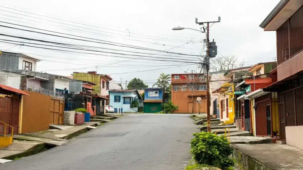 Infraestructura vial y tendido eléctrico en un barrio residencial de Costa Rica analizado en el Índice de Competitividad 2026.