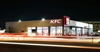 Fachada iluminada de un restaurante de comida rápida que ilustra cómo KFC desembarca en Nicaragua con sus nuevas sucursales.