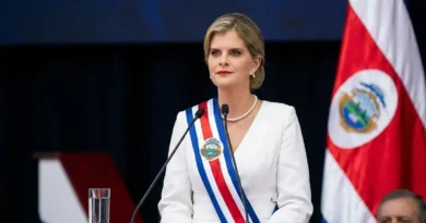 La Presidenta de Costa Rica durante el acto donde se anunciaron los 3 decretos que firmó Laura Fernández al asumir el poder