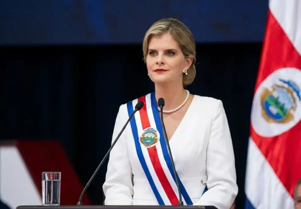 La Presidenta de Costa Rica durante el acto donde se anunciaron los 3 decretos que firmó Laura Fernández al asumir el poder