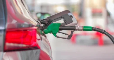 Manguera de gasolina recargando un vehículo en una estación de servicio, ilustrando los cambios en los precios de los combustibles en junio en Costa Rica.