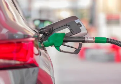 Manguera de gasolina recargando un vehículo en una estación de servicio, ilustrando los cambios en los precios de los combustibles en junio en Costa Rica.