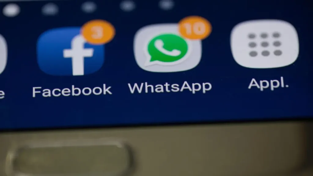 Íconos de aplicaciones móviles que ilustran el debate sobre si Meta cobrará por Facebook, Instagram y WhatsApp