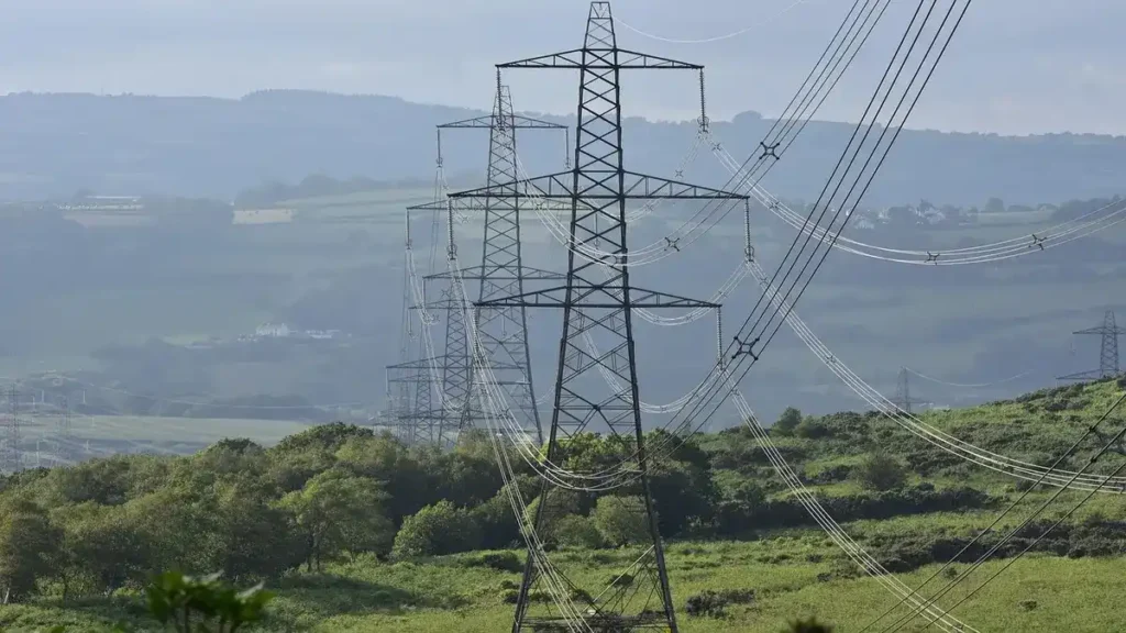 Torres de alta tensión eléctrica que ilustran el debate sobre el bloqueo energético de Panamá y el suministro de luz en Costa Rica